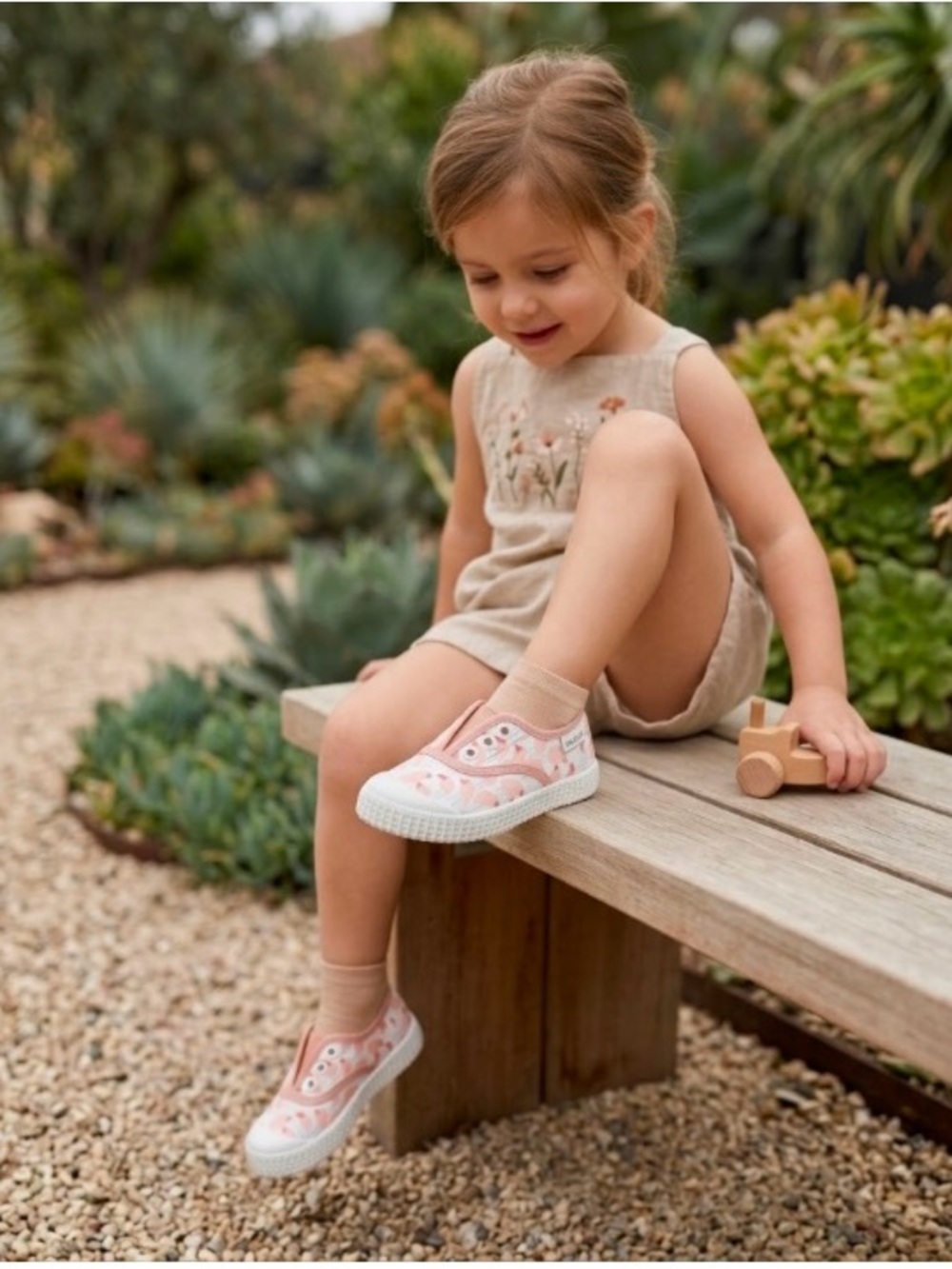 VICTORIA GIRL'S LACELESS SNEAKERS NUDE.